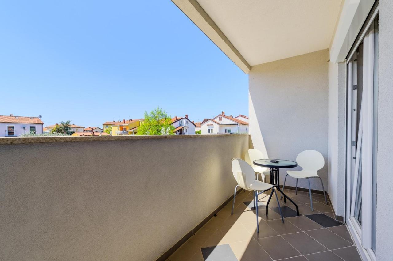 House With Apartments Mila Umag Exterior foto